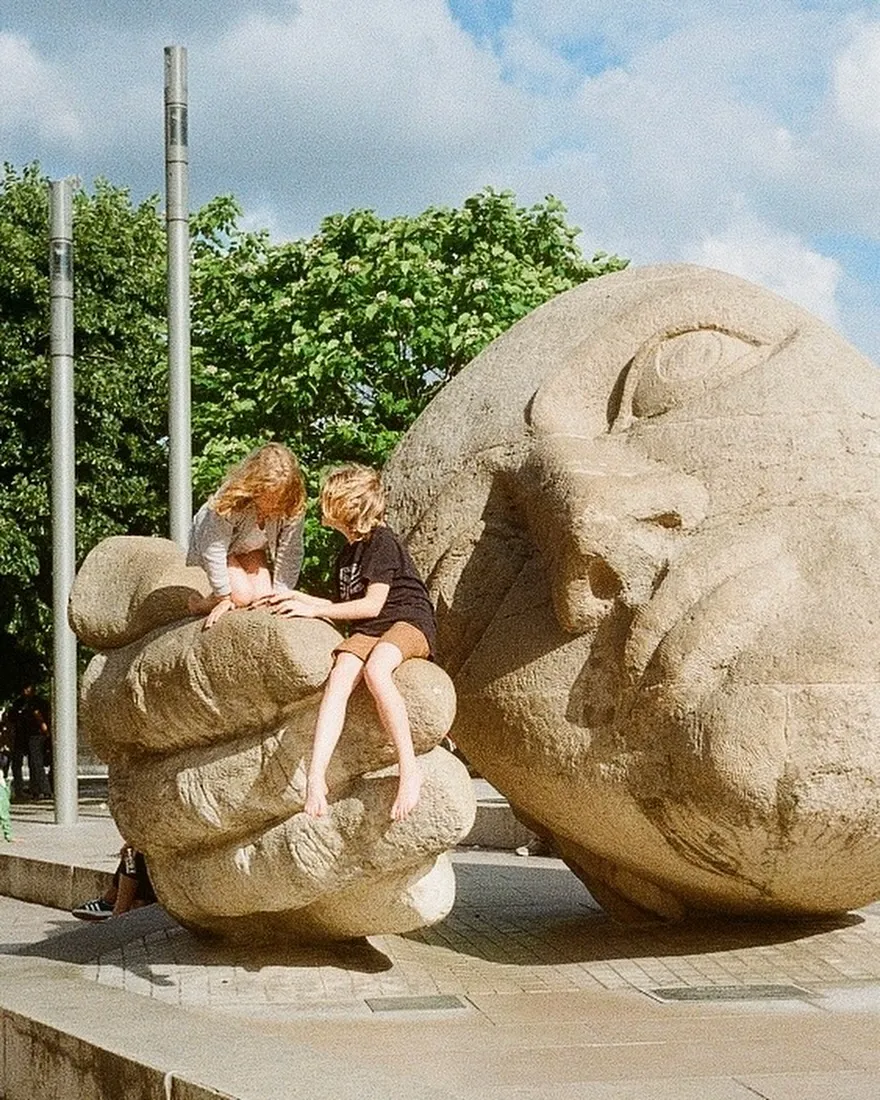 Statues Take Turns